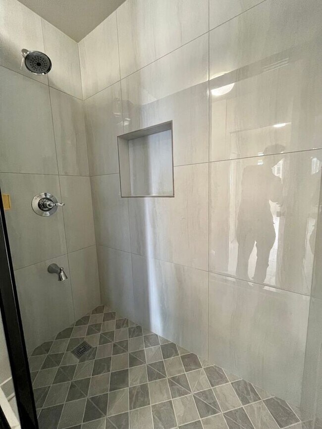 Building Photo - Kukui Plaza: Renovated 1 Bed, 1 Bath Condo...