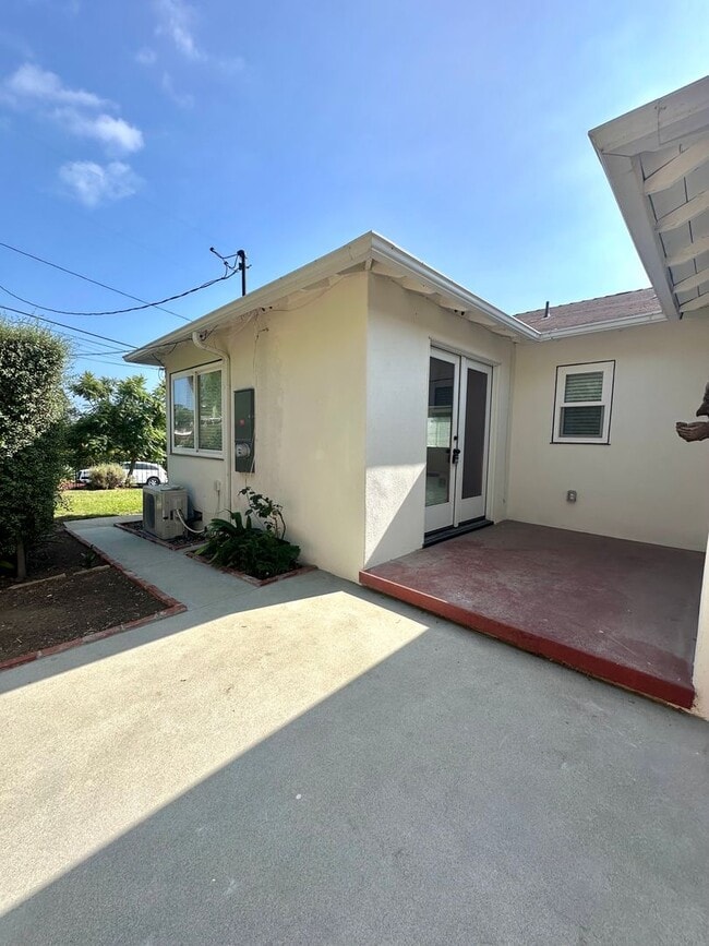 Building Photo - Beautifully Remodeled Unit on the East Side of Santa Barbara