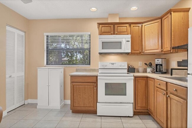 Building Photo - 2703 Forest Knoll Dr