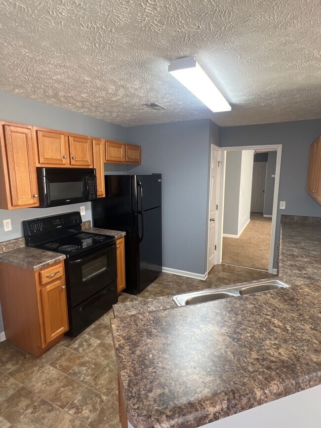 Building Photo - Great location! Close to Everything!