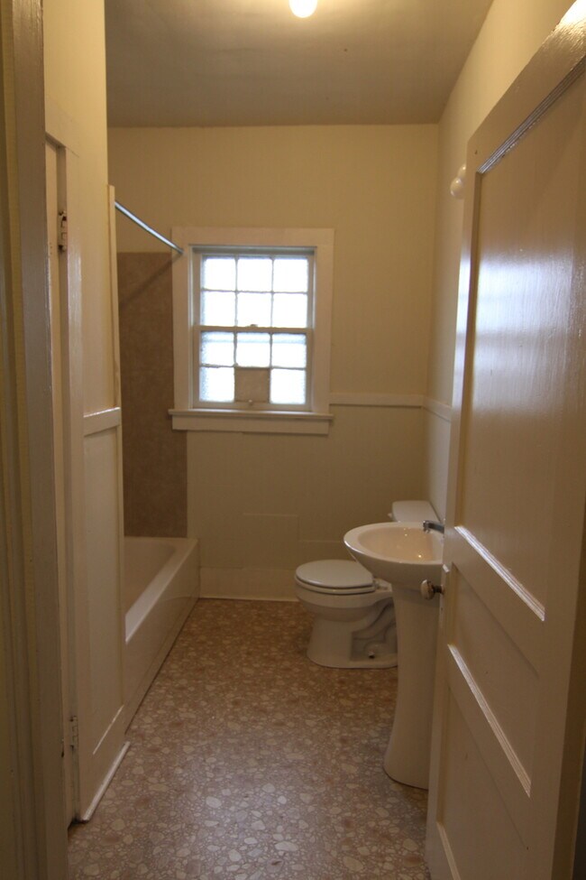 Building Photo - 2 Bedroom Home For Rent 1 Block From APSU!