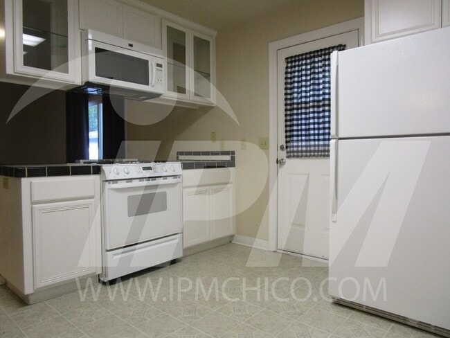 Building Photo - 143 W 3rd Ave