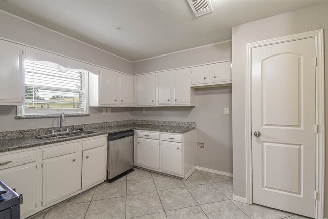 Building Photo - 208 17th Ave N