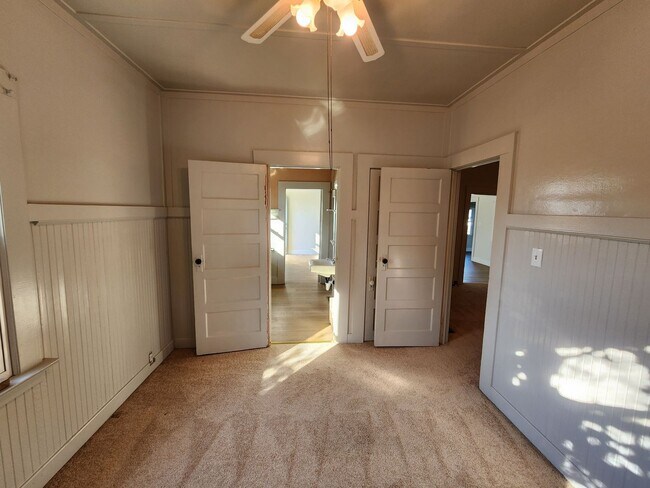 Building Photo - 555 Wallis Ave