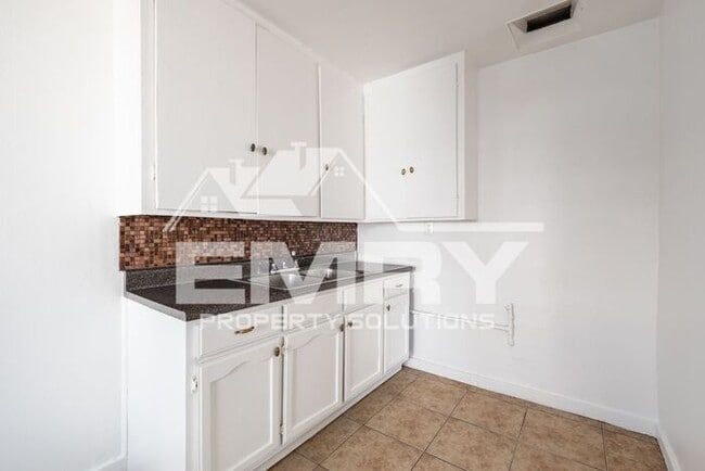 Building Photo - 2 Bedroom 1 Bathroom Rental in Huntington Park CA 90255