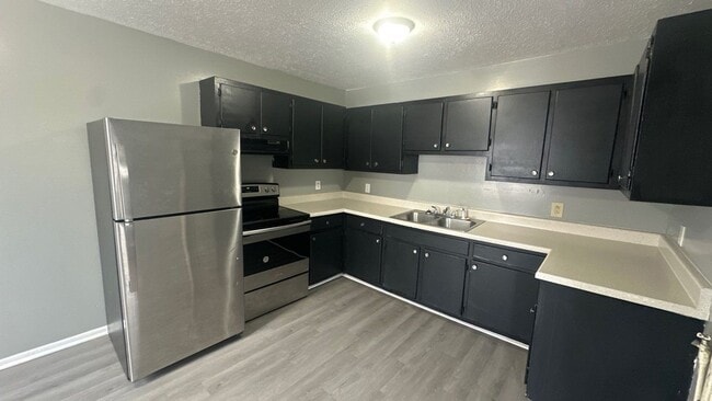 Building Photo - FIRST FULL MONTHS RENT FREE!! 2 Bedroom Duplex with Huge Back Yard!