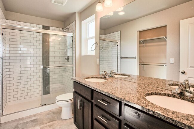 Building Photo - Beautiful 3 Bedroom Townhome in Mosaic