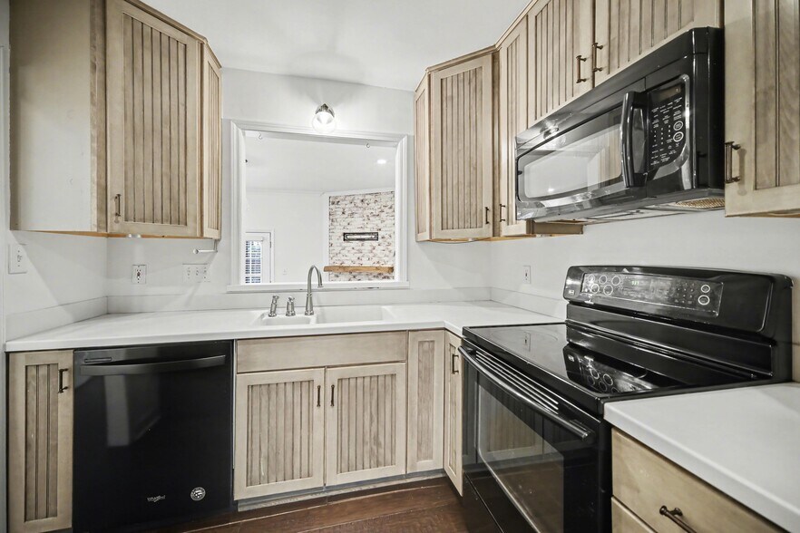 Building Photo - 520 N Poplar St