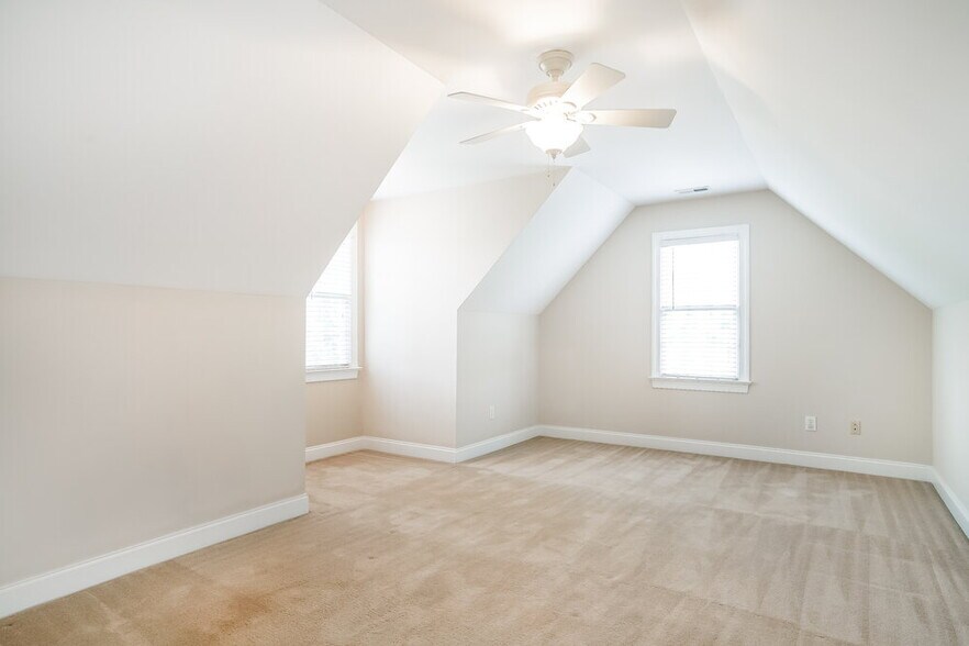 Building Photo - 429 Longbourn Dr