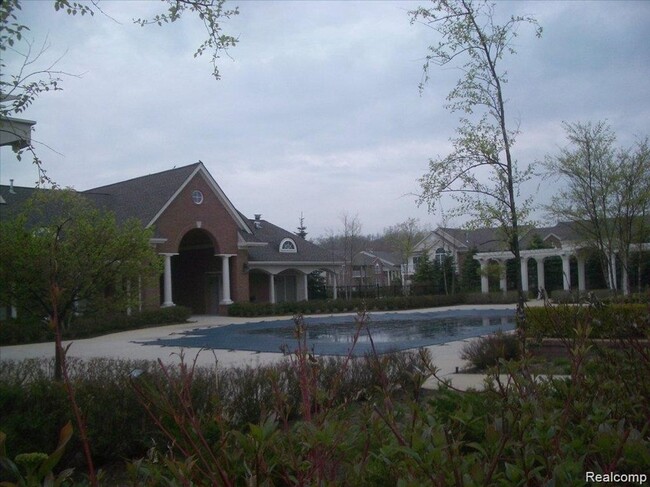 Building Photo - MOVE IN READY CONDO IN WALLED LAKE!