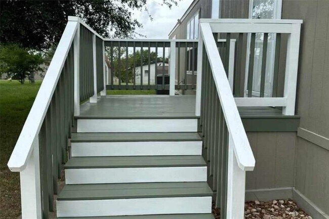 Building Photo - 1601 E Slaughter Ln