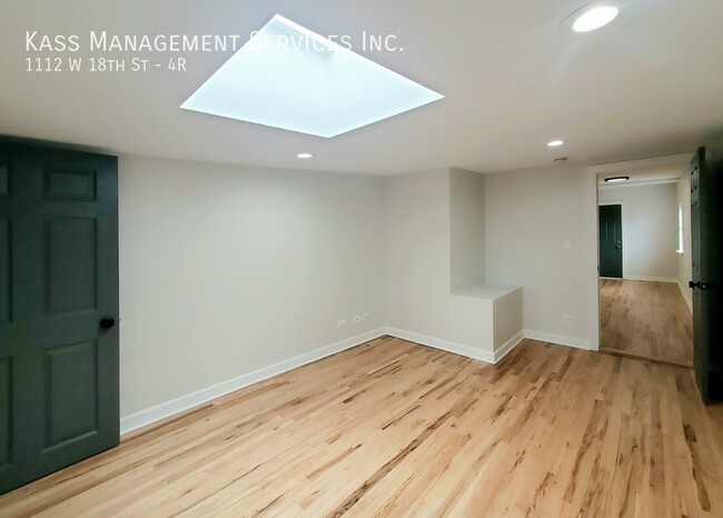 Building Photo - 1112 W 18th St