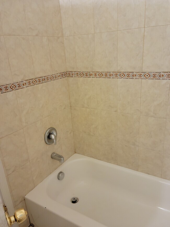 Building Photo - 102 11th Ave W