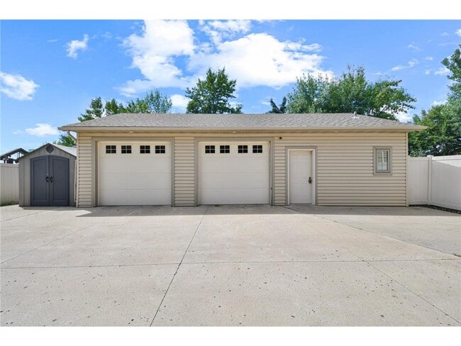 Building Photo - 154 Beaton Dr W