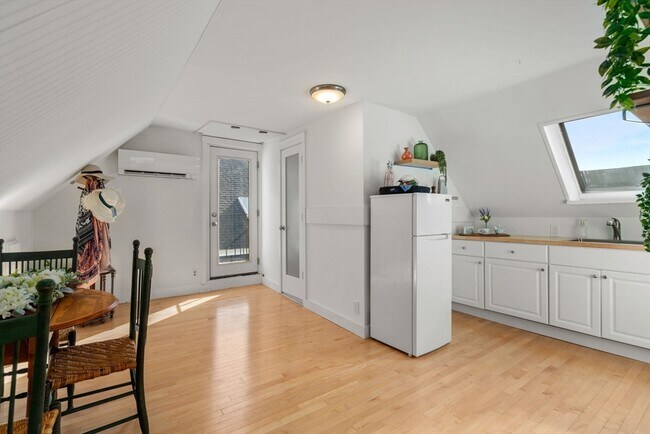 Building Photo - 32 Richardson St