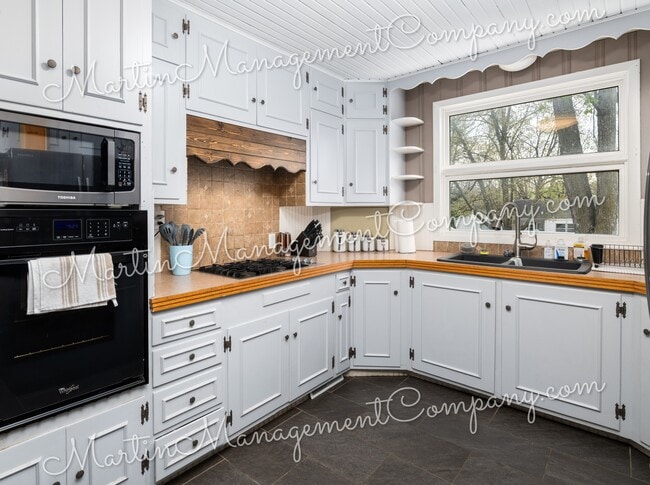 Building Photo - 906 S Barrett Ave