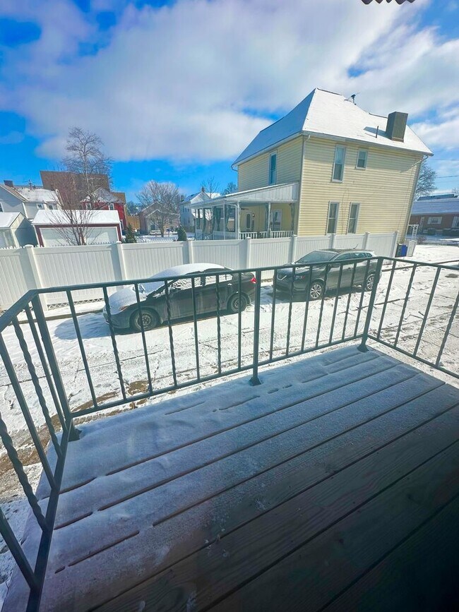 Building Photo - 2 Bedroom and 1.5 Bathroom Apartment in Be...