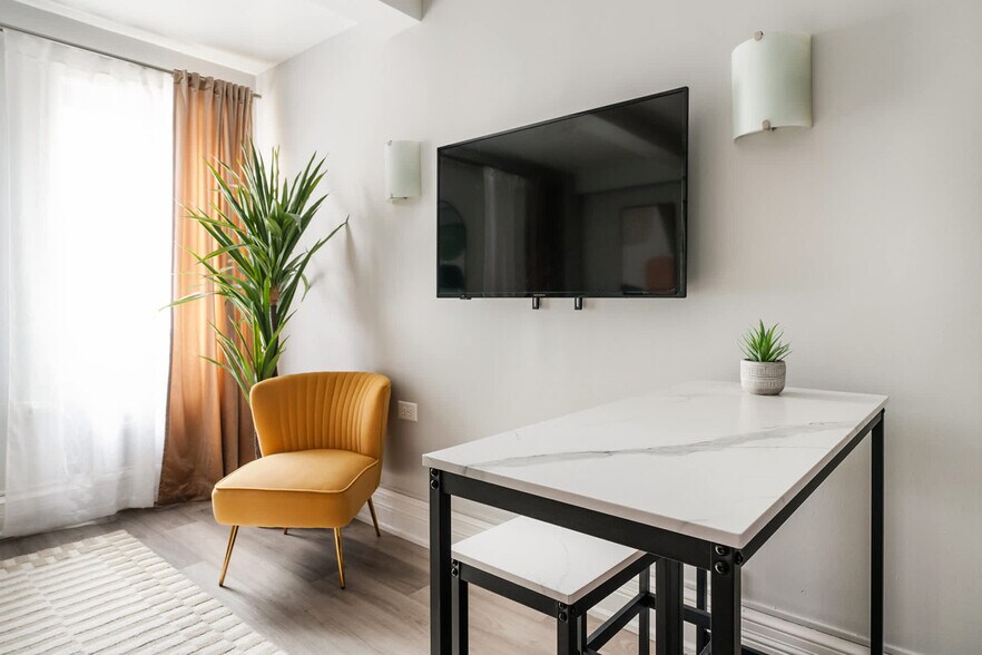 Building Photo - 240 W 73rd St