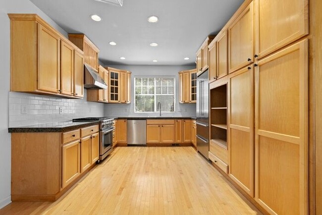 Building Photo - Immaculate Redmond Ridge Air-Conditioned B...