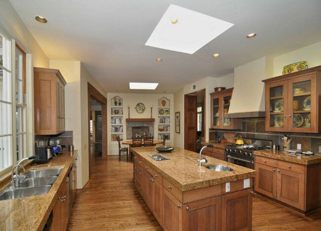 Building Photo - 5 Bed, 4.5 bath estate located in guard gated Hidden Hills Neighborhood