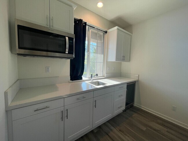 Building Photo - $1,000 Off 2nd Month’s Rent! 5-Bedroom Hom...
