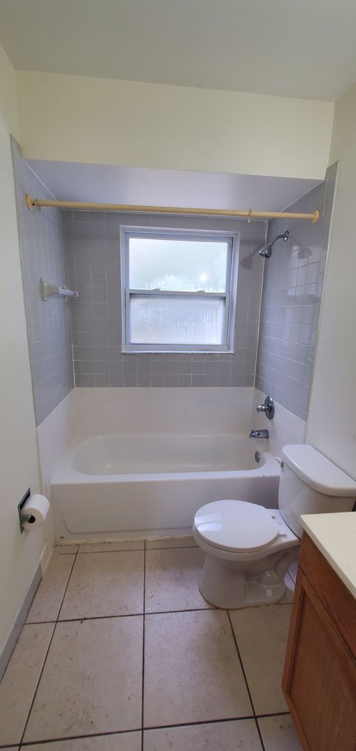 Building Photo - Three Bedroom with Bonus Room