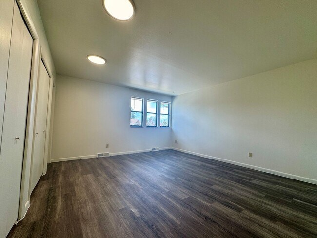 Building Photo - Beautiful 5 bedroom 2.5 bathroom home available NOW!!!