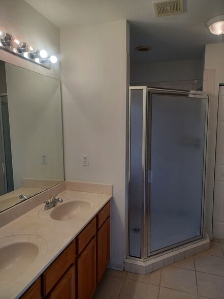 Building Photo - 3/2.5 Townhouse in a Family Friendly Community with Amenities Galore