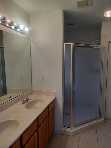 Building Photo - 3/2.5 Townhouse in a Family Friendly Community with Amenities Galore TENANT OCCUPIED UNTIL 4/30