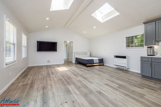 Building Photo - Stunning Home | Desirable Neighborhood | D...