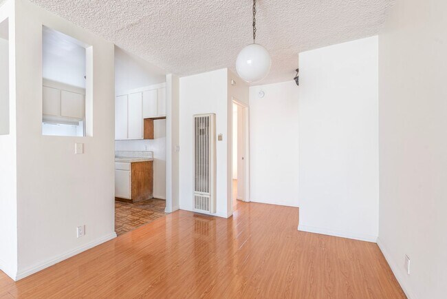 Building Photo - 911 W College St