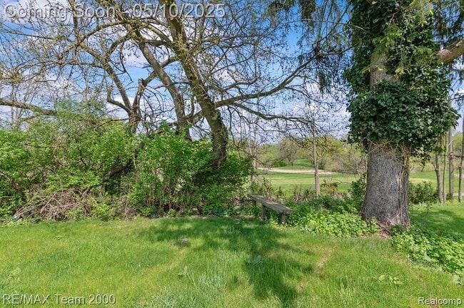 Building Photo - 25152 Fairway Dr