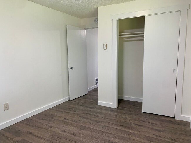 Building Photo - E1504
