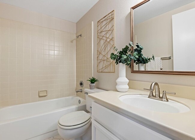 Building Photo - Updated Townhome in Sought After Walnut Creek Community ! Close To Restaurants & Shops !