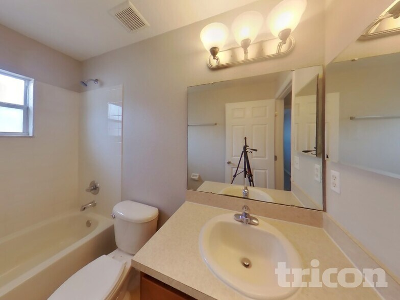Building Photo - 4739 Acorn Dr