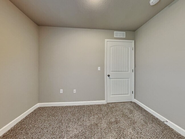 Building Photo - 3 BR/2BA Newly Renovated Single Family Home | 2-Car Covered Parking |In Blue Springs!