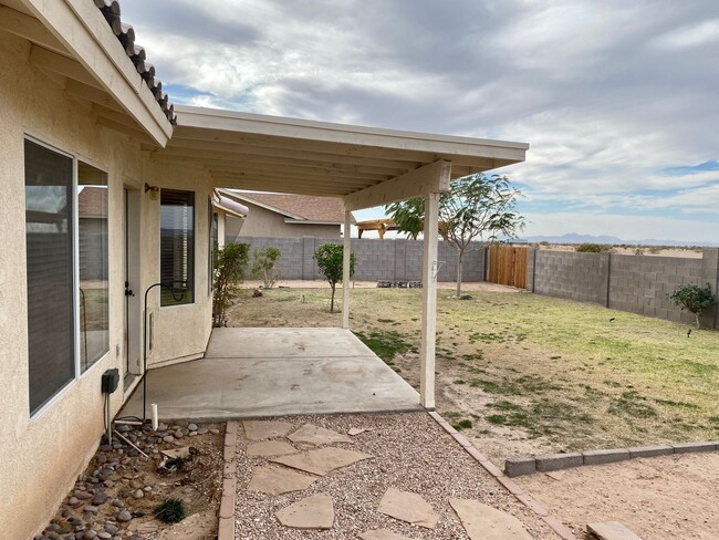 Building Photo - 4 Bedroom 2 Bath Home located in Mountain ...