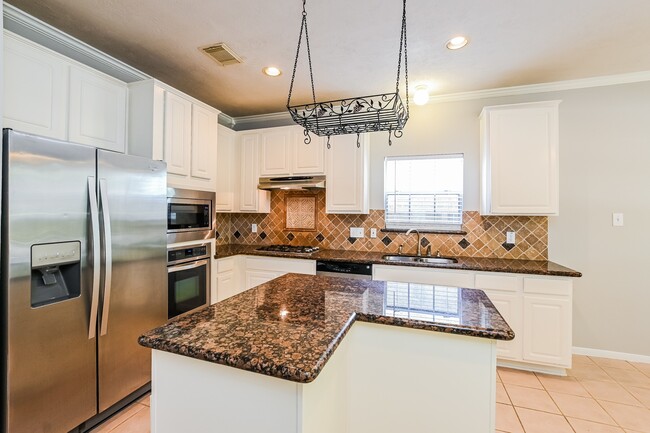 Building Photo - 2634 Vermillion Dr