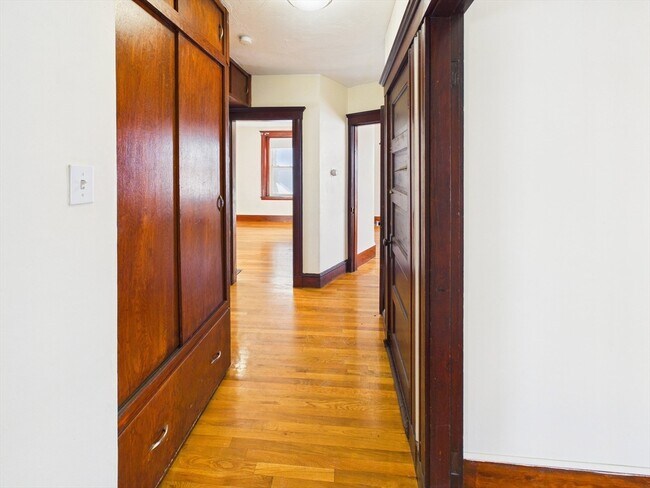 Building Photo - 4 River St