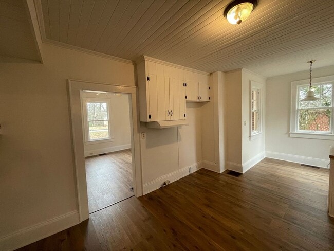 Building Photo - 4 bedroom 2 bathroom house available!   Freshly Painted-New Flooring