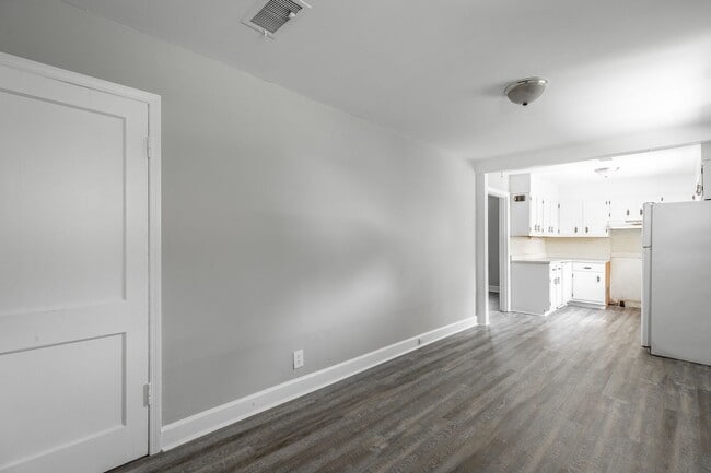 Building Photo - Newly Renovated 2 Bedroom 1 bath Home