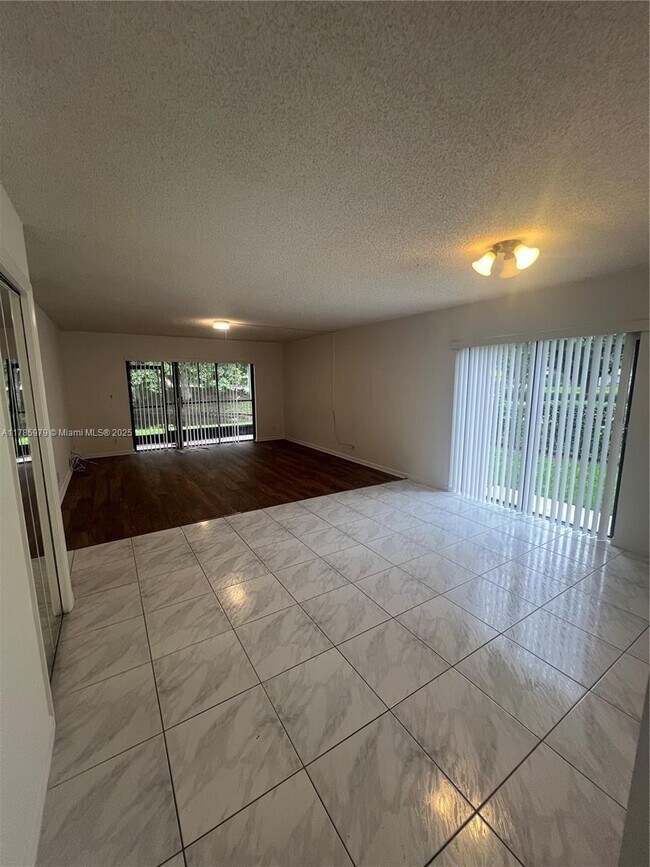 Building Photo - 440 Lakeview Dr