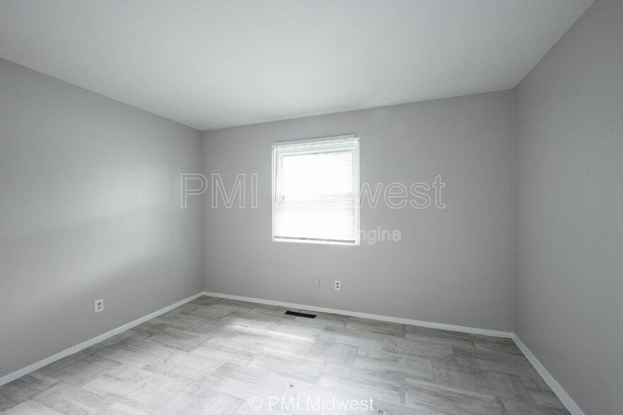 Building Photo - 5820 Grandview Dr