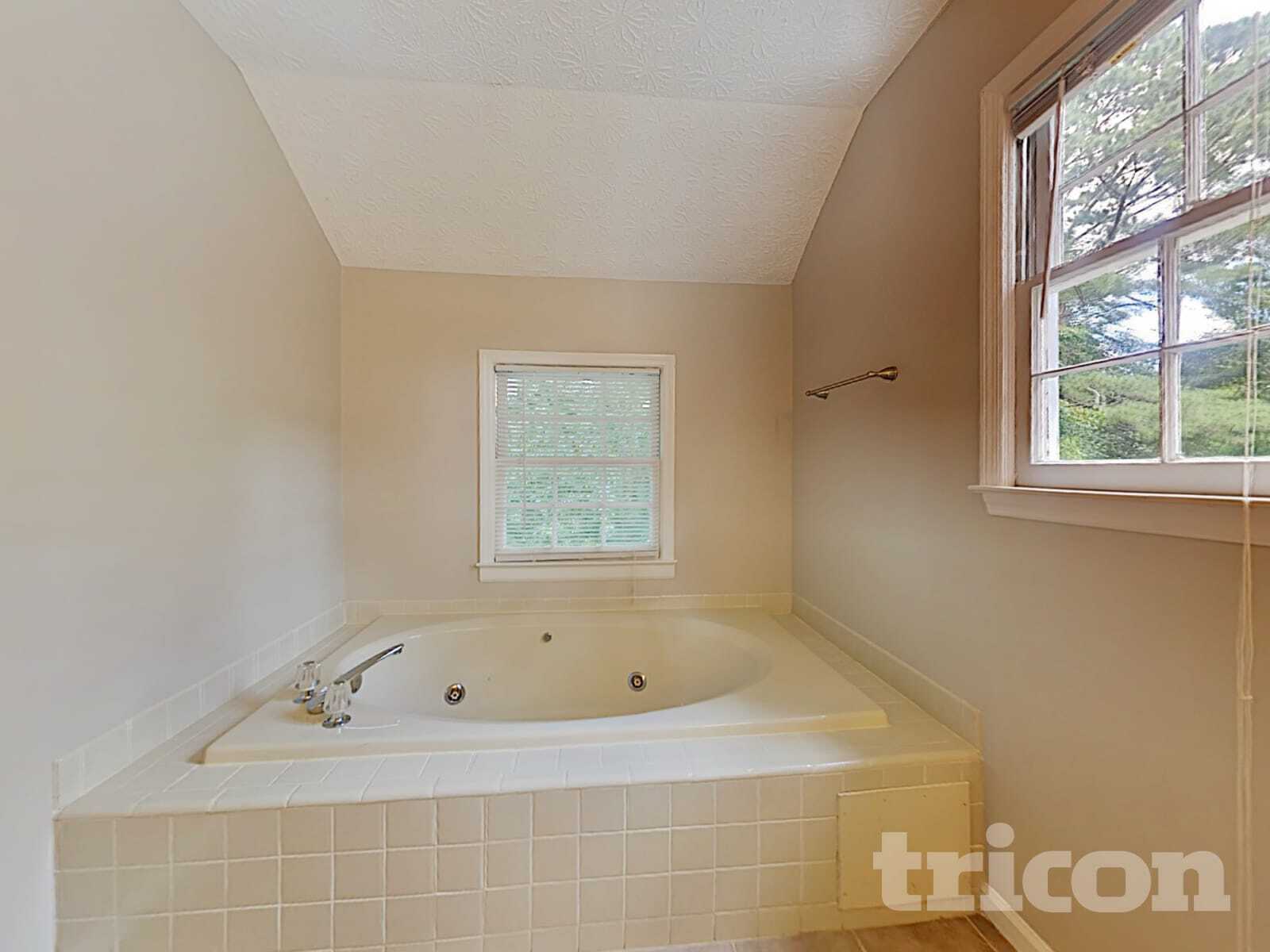 Building Photo - 1516 Maple Ridge Dr