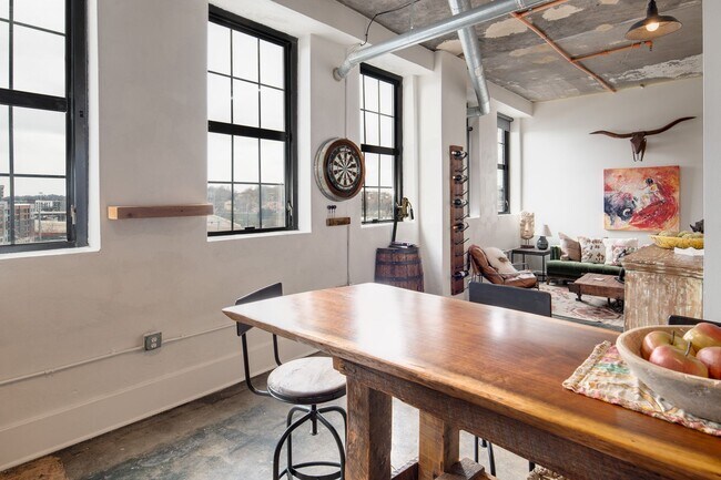 Building Photo - Enjoy the excitement of living in the heart of downtown Knoxville with this FURNISHED loft at $27...