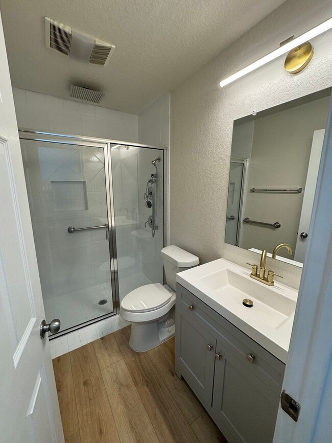 Building Photo - FREE RENT WITH QUICK MOVE IN UP TO NOVEMBER 1ST!!!  CUTE ONE STORY FEATURING WOOD STYLE VINYL PLA...