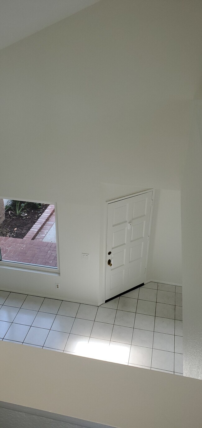 Building Photo - 12 Hazelnut