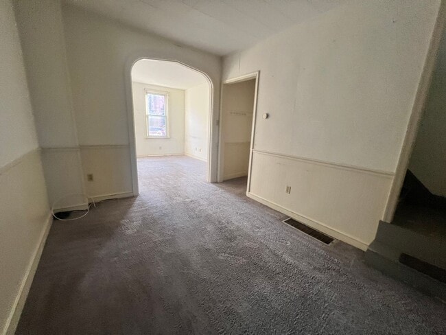 Building Photo - 2-bedroom, 1.5-bathroom home located in th...