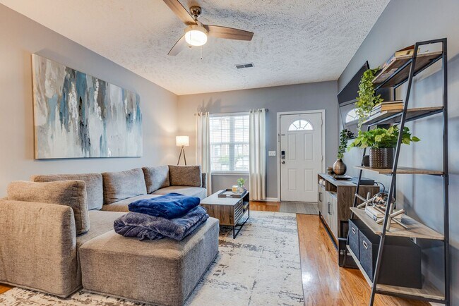 Building Photo - 2 BEDROOM 2 BATH TOWNHOME CLOSE TO DOWNTOWN