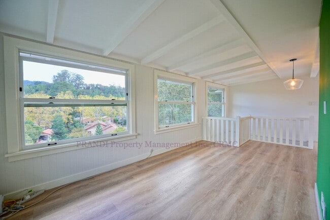 Building Photo - Lovely Two-Story Home With 3 Bedrooms and ...